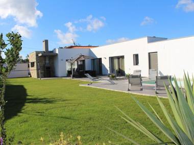 Alluring Villa in Salir de Matos with Private Pool Garden and Coast Nearby