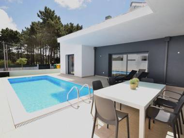 Modern villa with private pool near the beautiful beach of Foz de Arelho