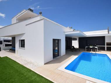 Modern villa with private pool near the beautiful beach of Foz de Arelho