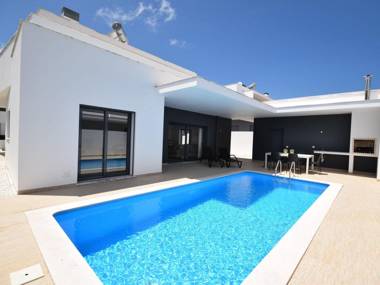 Modern villa with private pool near the beautiful beach of Foz de Arelho