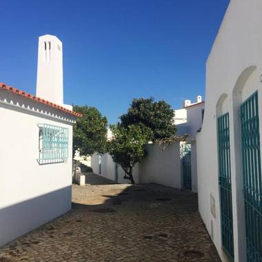 2 bedrooms house at Alvor 200 m away from the beach with sea view furnished garden and wifi