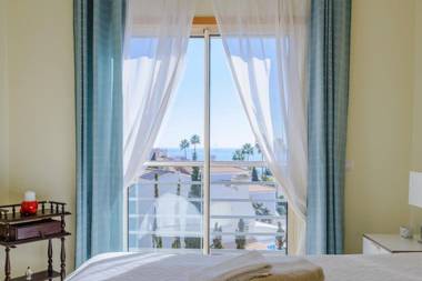 Sea view Apartment with sunbathing Terrace & Pools