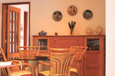 LovelyStay - Alto dos Caliços 2BR House with Garden