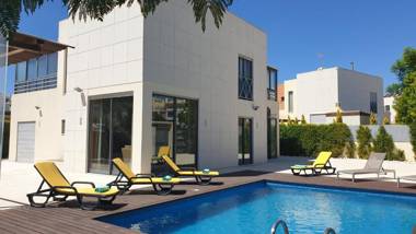 Luxury city Villa Olivia 10 - 15 min to the Beach Oura private swimming pool