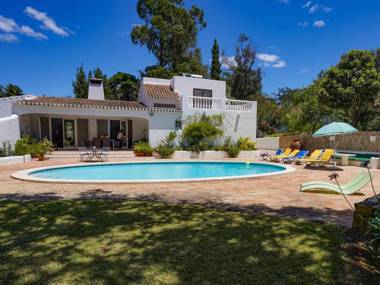 Roofed Villa in Albufeira with Private Swimming Pool