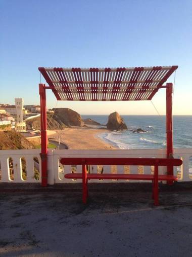 5 bedrooms house at A dos Cunhados 50 m away from the beach with sea view enclosed garden and wifi