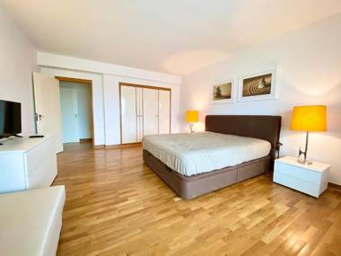 Home Out Luxury Marina Apartment - 2 Bedrooms Sea View