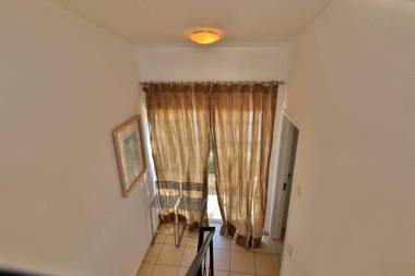 Casa Vale do Lobo 32 - Charming Townhouse AC 2 minutes walk from Beach Praca