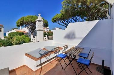 Casa Vale do Lobo 32 - Charming Townhouse AC 2 minutes walk from Beach Praca