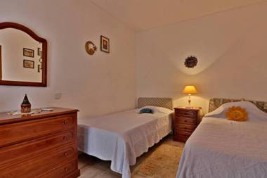 Villa Quadradinhos 3Q 4-bedroom villa with Private Pool AC Short Walk to Praca