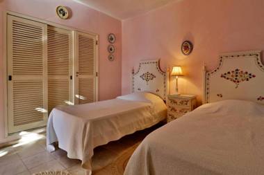 Villa Quadradinhos 3Q 4-bedroom villa with Private Pool AC Short Walk to Praca