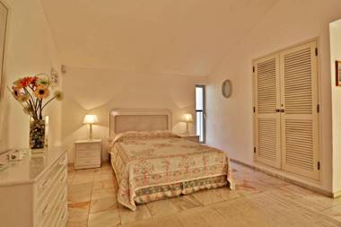 Villa Quadradinhos 3Q 4-bedroom villa with Private Pool AC Short Walk to Praca