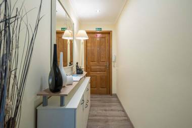 America Apartment by HR Madeira