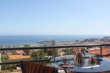 Stylish apartment with balcony and amazing views over Funchal and the sea