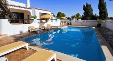 2 bedroom villa in Carvoeiro with heated pool walking distance to resort and beach