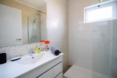 Casa Scarlett Walk to beach Communal Pool