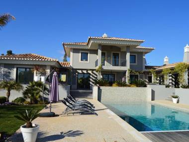 A modern highly luxurious 4-bedroom villa with swimming pool near Carvoeiro