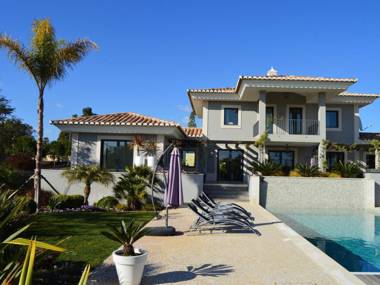 A modern highly luxurious 4-bedroom villa with swimming pool near Carvoeiro