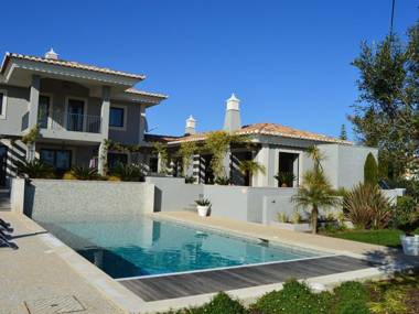 A modern highly luxurious 4-bedroom villa with swimming pool near Carvoeiro