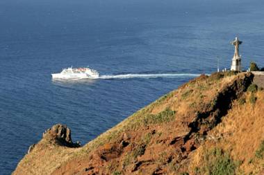 Villa Araujo Da Costa by HR Madeira