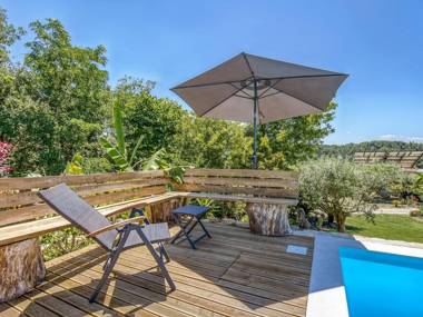 Striking Holiday Home in Carcavelos with Swimming Pool