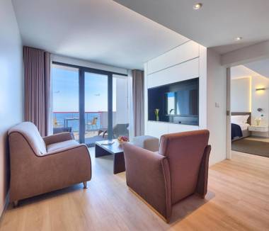 Four Views Monumental Lido