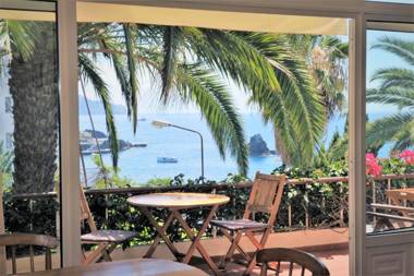 One bedroom bungalow with sea view enclosed garden and wifi at Funchal 1 km away from the beach