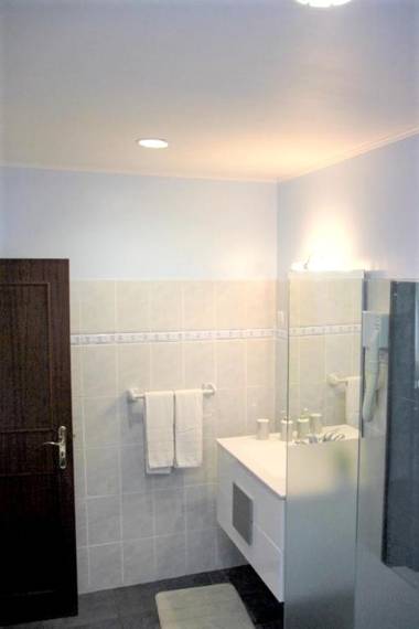 One bedroom bungalow with sea view enclosed garden and wifi at Funchal 1 km away from the beach