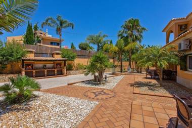 Villa Norcas Grande - excellent location - pool table table tennis heated pool large villa for big groups