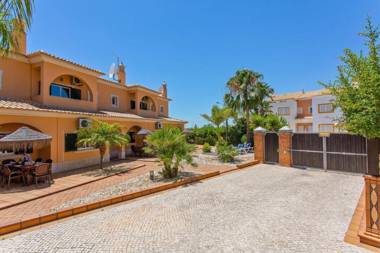 Villa Norcas Grande - excellent location - pool table table tennis heated pool large villa for big groups