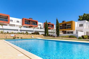 Contemporary 4 Bedroom Apartment in Vale de Parra
