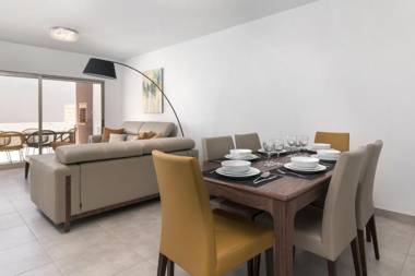 Contemporary 4 Bedroom Apartment in Vale de Parra