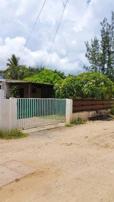 Maison de 3 chambres avec jardin clos et wifi a Saint Gilles les Bains a 1 km de la plage