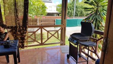 Maison de 3 chambres avec jardin clos et wifi a Saint Gilles les Bains a 1 km de la plage