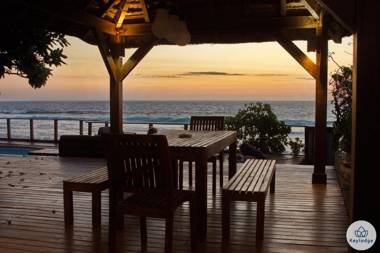 Villa Bois de Vie - 217m2 - Piscine - Pieds dans l'eau - Plage de Grand Fond
