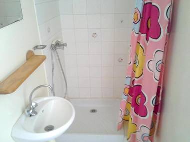 Maison de 2 chambres a l'Etang Sale les Bains a 30 m de la plage avec jardin clos et wifi