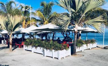 2mn à pieds plage Boucan Marina Appart Hotel & Villa