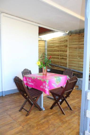 Maison d'une chambre avec vue sur la mer jardin amenage et wifi a Petite Ile a 2 km de la plage