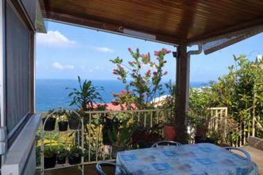 Studio avec vue sur la mer jardin amenage et wifi a Petite Ile a 4 km de la plage