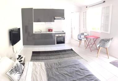 Studio at Boucan Canot 300 m away from the beach with enclosed garden and wifi
