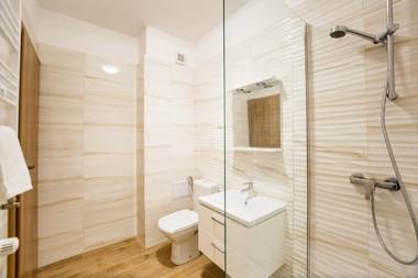 Spacious &amp; Bright 2 bedroom Central Apartment