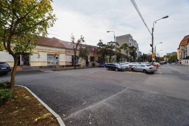 Stunning Newly Renovated Central Apartment