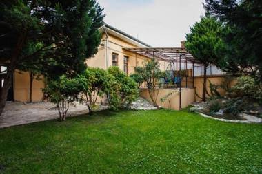 Stunning Newly Renovated Central Apartment