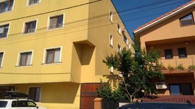 Yvo Lioness & Mamaia Nord