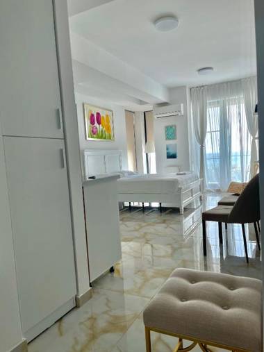 Studio Crazy Beach Summerland