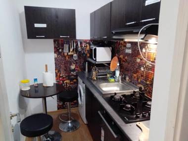 Hostel Florentin camere băi comune acces bucatarie smart tv Netflix Constanta