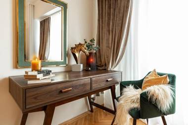 HOLT - Bagheera's Den