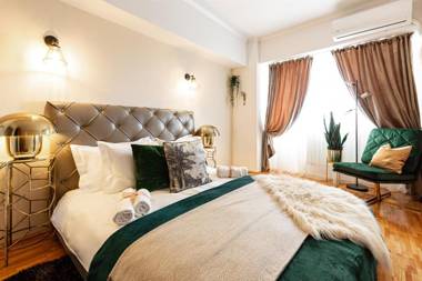 HOLT - Bagheera's Den