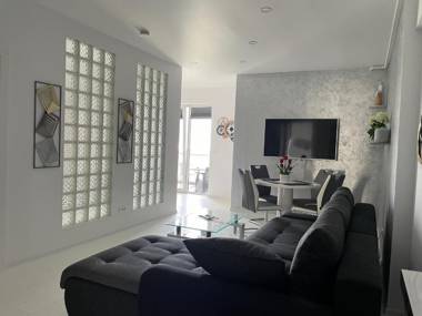 Luxury Westpark 2 One-Bedroom Suite Lakeview W5