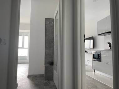 Cozy 2-Room Penthouse Lakeview W14